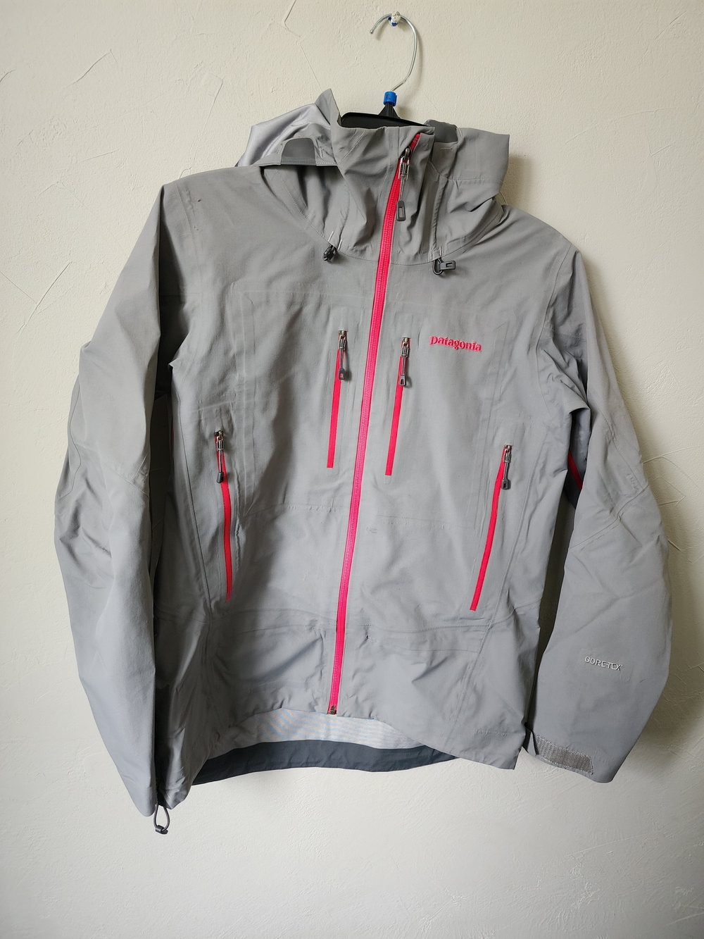 Patagonia Women's Light Gray Rain Jacket with Pink Zippers Size Medium